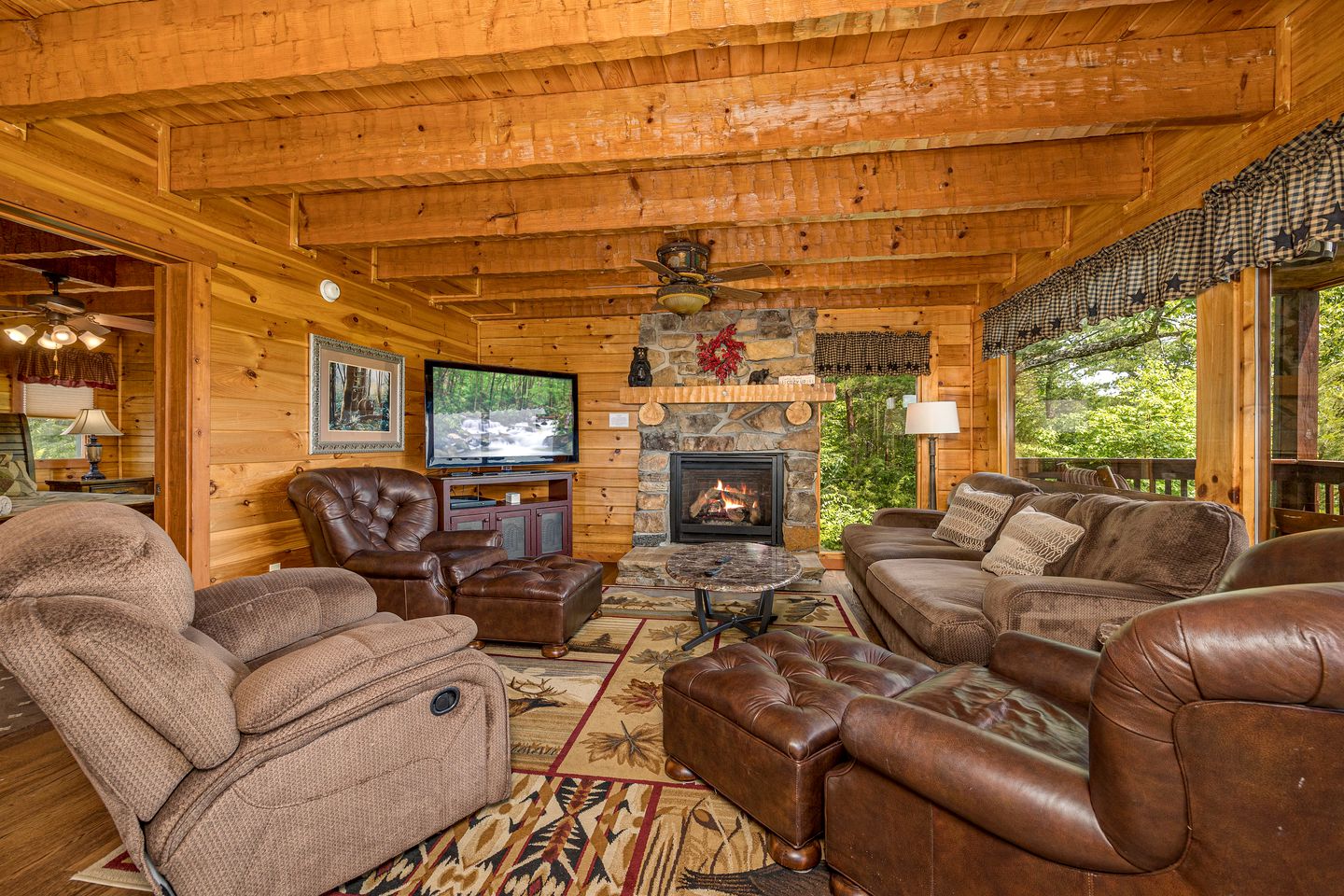 Secluded Cabin with Hot-Tub, Pool Table and Outdoor Pool in Sevierville, Tennessee