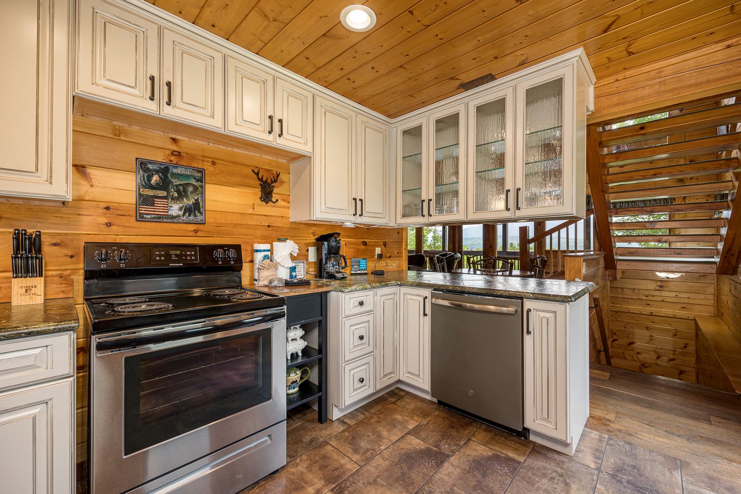 Secluded Cabin with Hot-Tub, Pool Table and Outdoor Pool in Sevierville, Tennessee