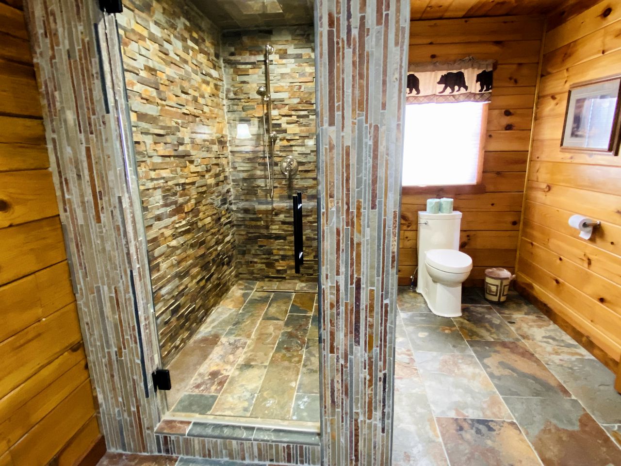 Secluded Cabin with Hot-Tub, Pool Table and Outdoor Pool in Sevierville, Tennessee