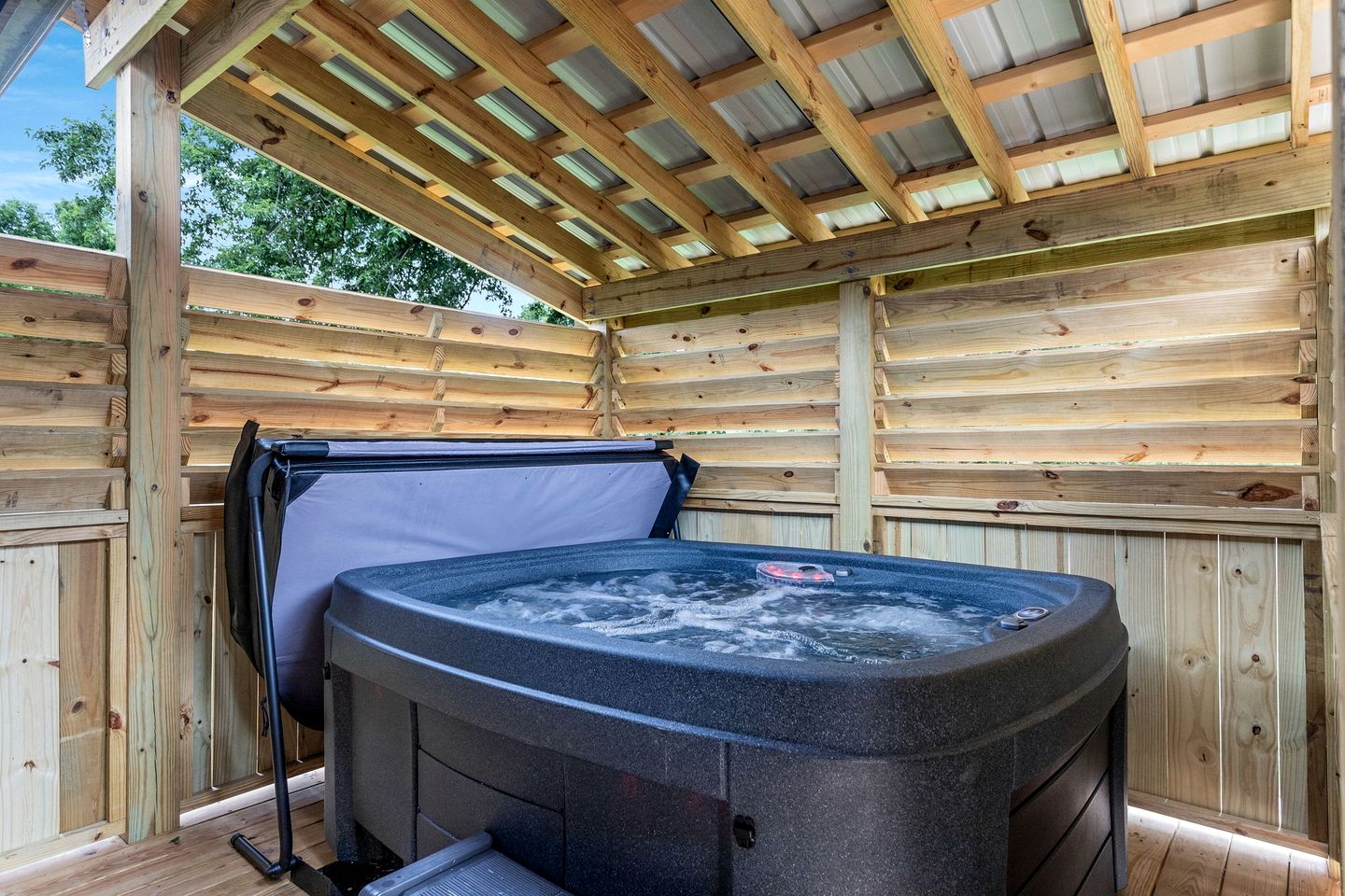 Cozy Cottage with Fire Pit and Barbecue in Pigeon Forge, Tennessee