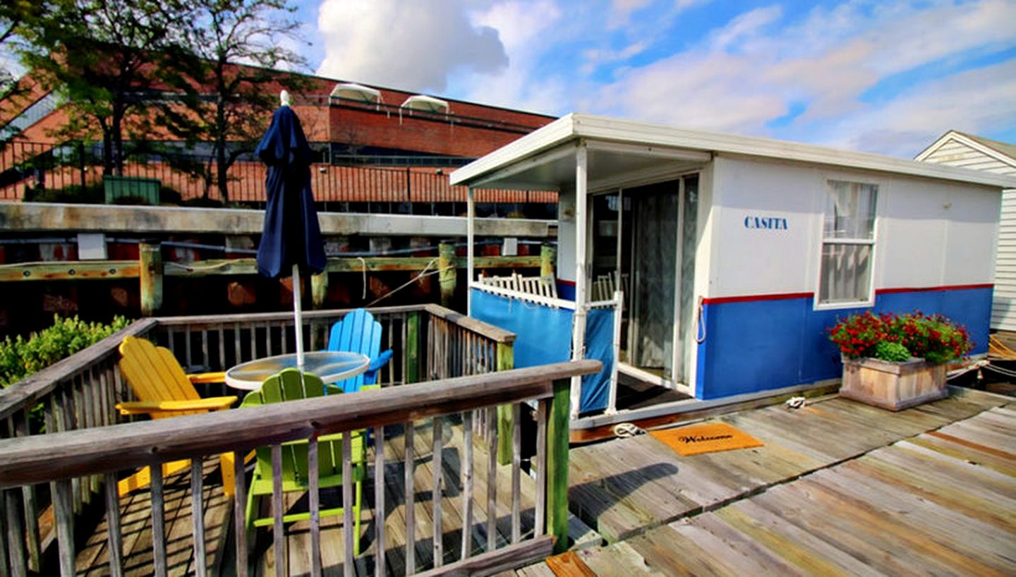 Comfortable Floating Houseboat on the Constitution Marina near Downtown Boston