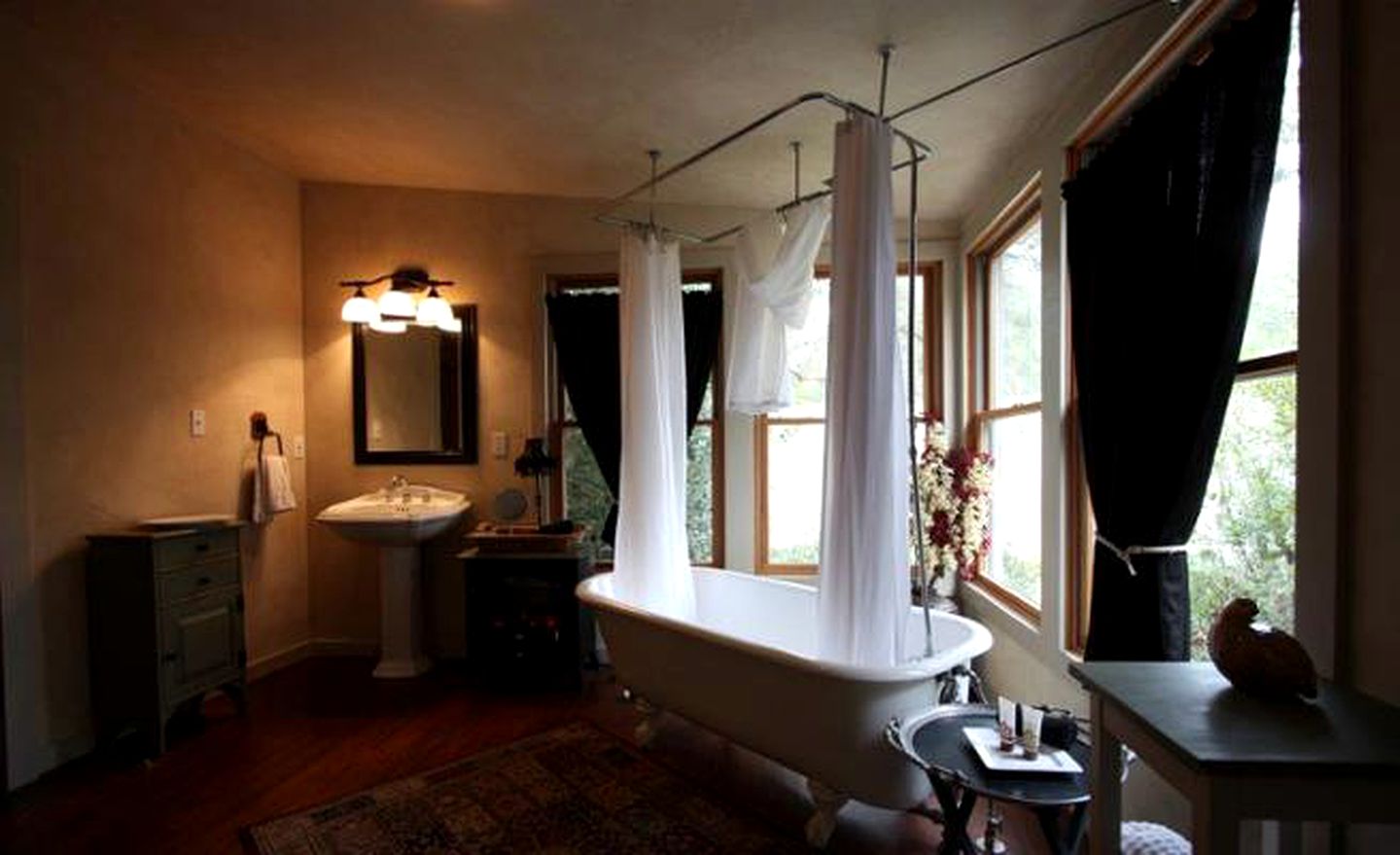 Romantic Cottage Rental for a Secluded Getaway near Fredericksburg, Texas