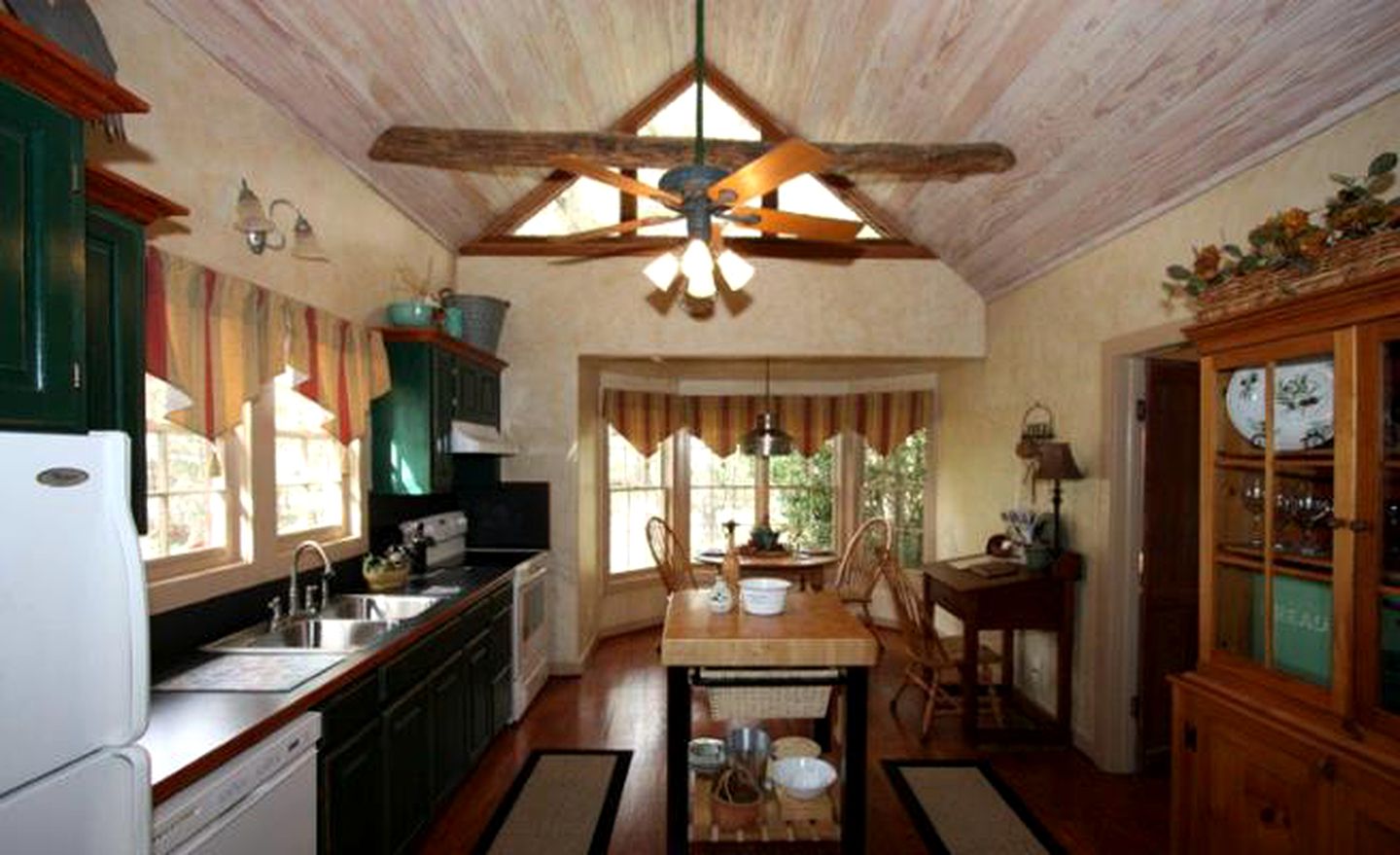 Romantic Cottage Rental for a Secluded Getaway near Fredericksburg, Texas