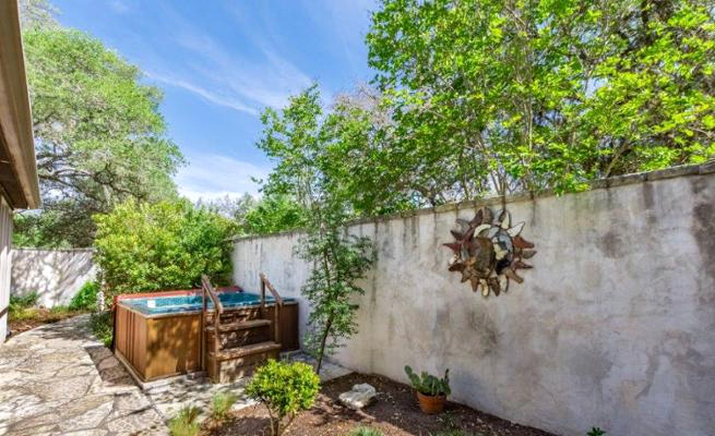 Romantic Cottage Rental for a Secluded Getaway near Fredericksburg, Texas