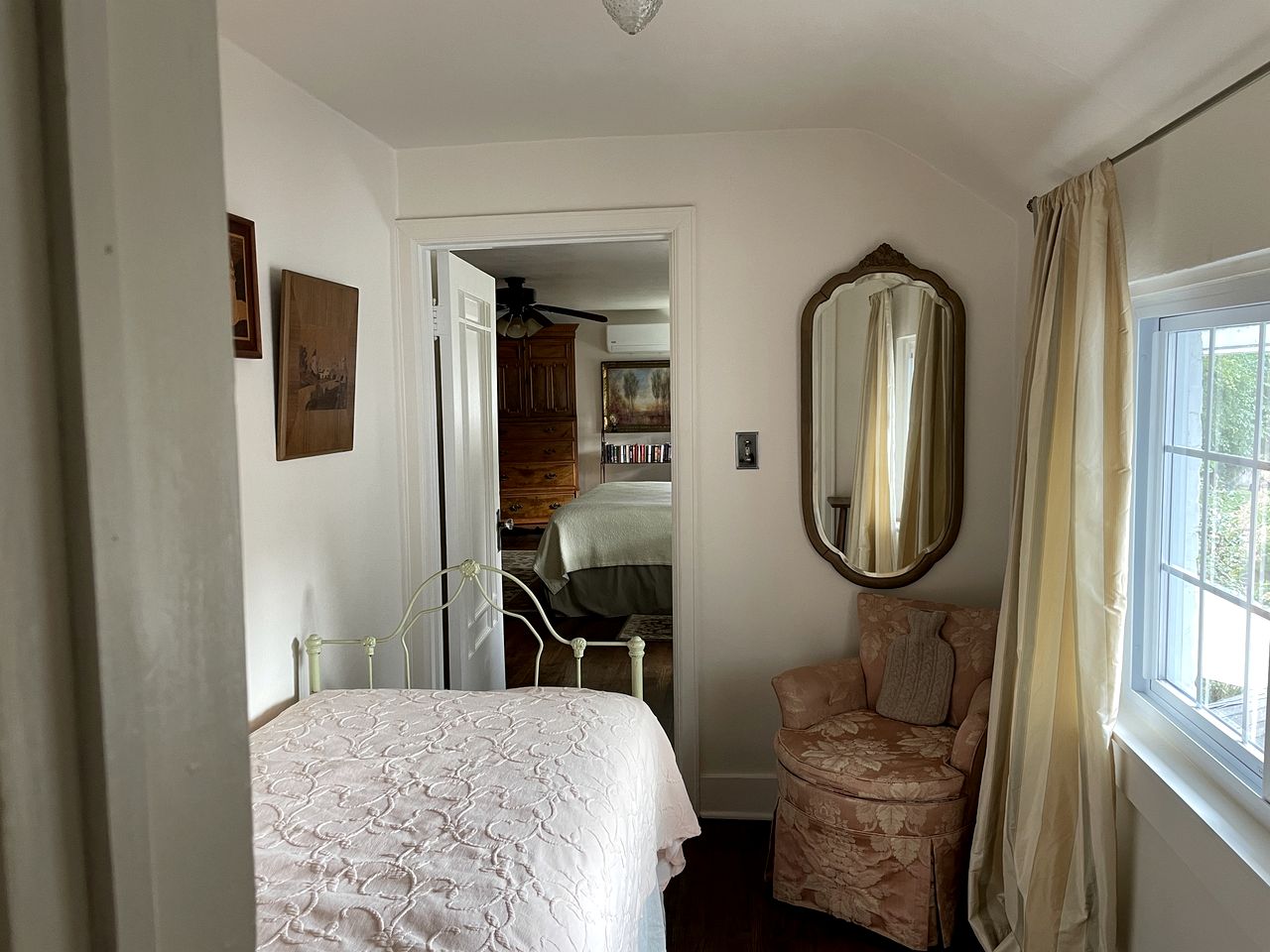 Comfortable Bed and Breakfast Suite for Two Guests near Pleasant Lake, Wisconsin