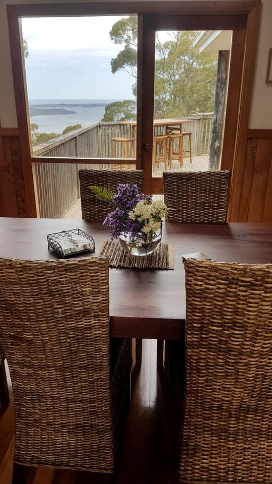 Elegant Spa Suite in a Tasmania Cabin by Binalong Bay