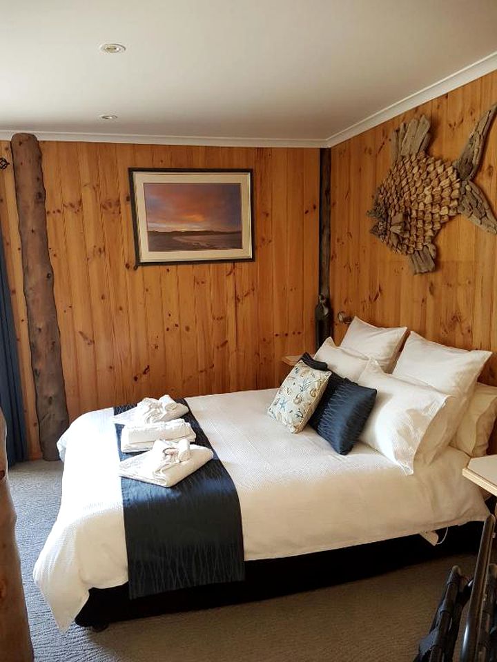 Elegant Spa Suite in a Tasmania Cabin by Binalong Bay