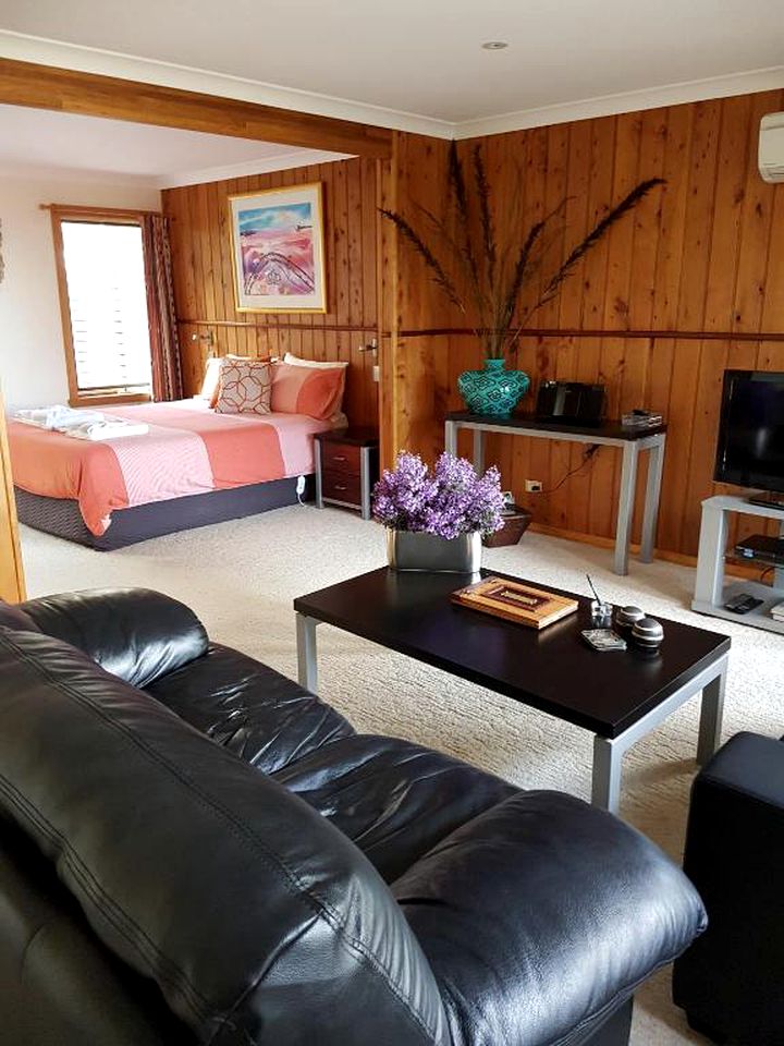 Elegant Spa Suite in a Tasmania Cabin by Binalong Bay