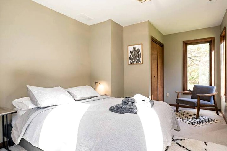 Stunning Home Away From Home in New Albany, Ohio, For Restful Escapes to Nature | Cabins (New Albany, Ohio, United States of America)