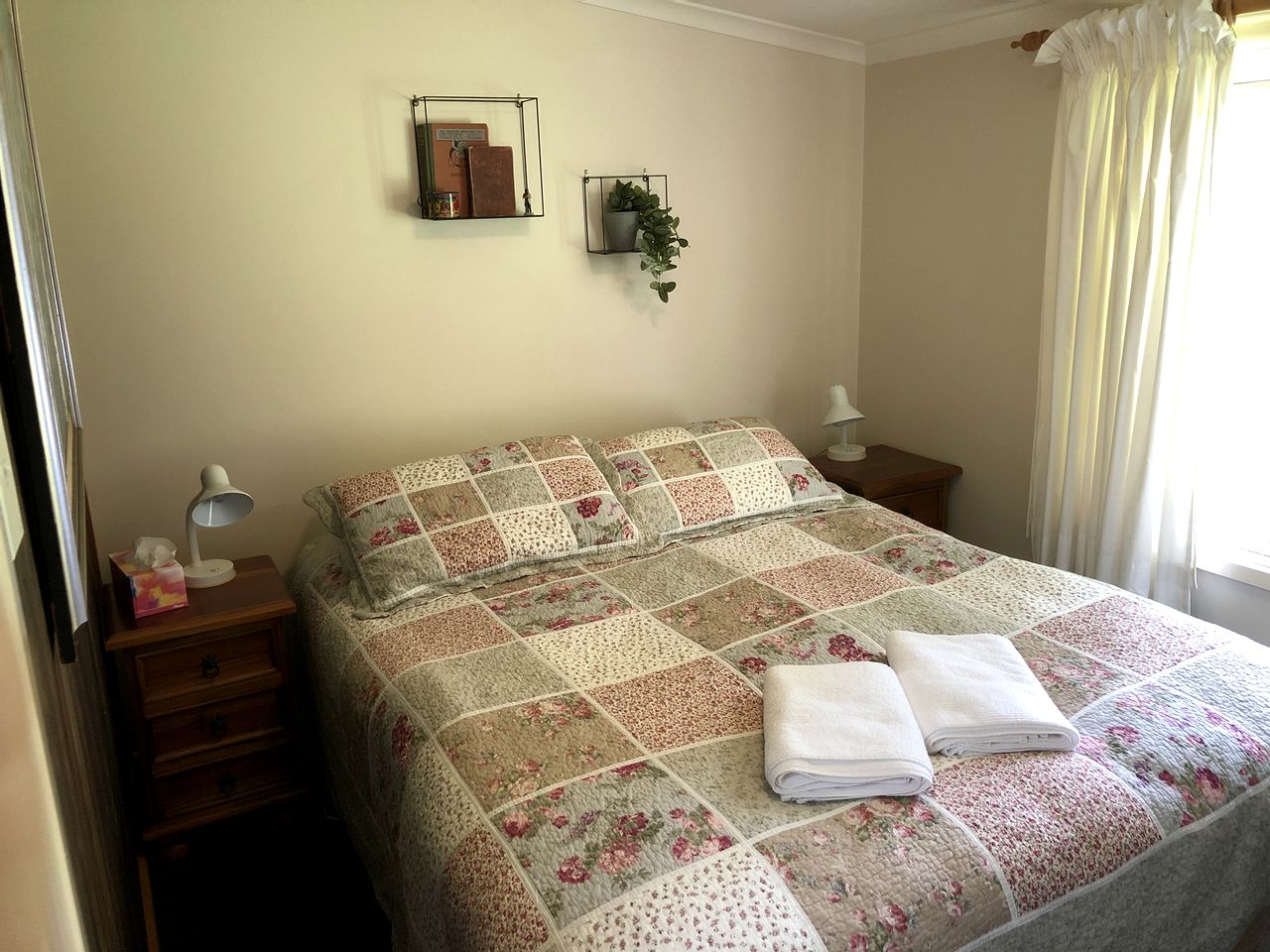 Charming Cottage Rental with Views of the Blue Mountains in Berambing, New South Wales