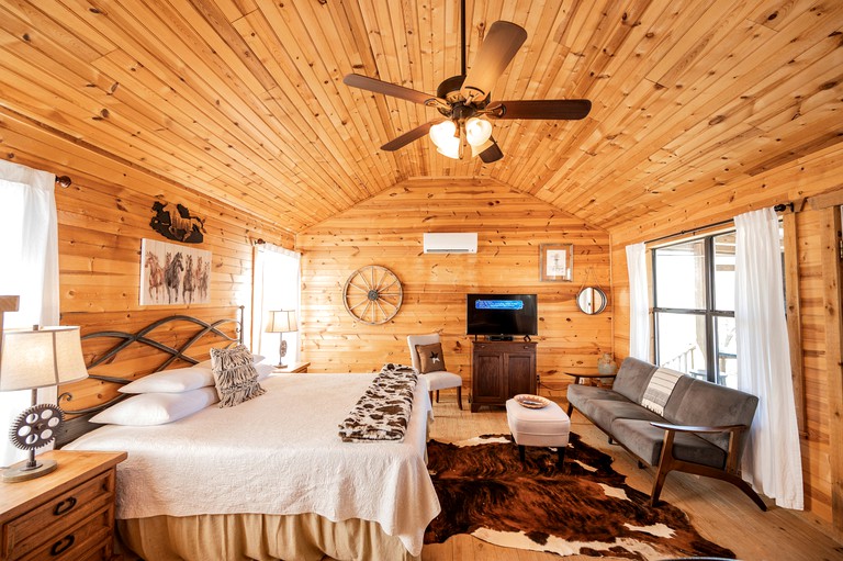 Charming King-Size Cabin with Wi-Fi and Deck in Fredericksburg, Texas | Cabins (Fredericksburg, Texas, United States of America)