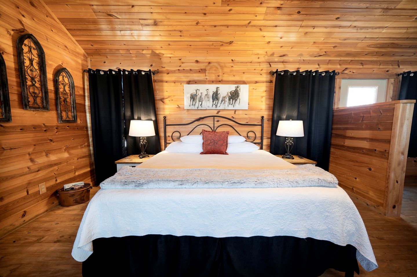 Spacious Accommodation for Two with Direct Creek Access for Fishing in Fredericksburg, Texas