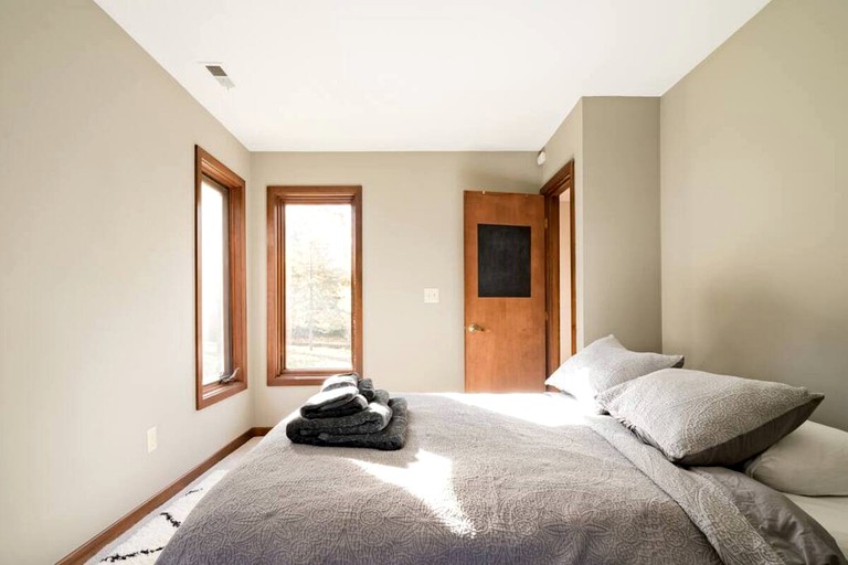 Stunning Home Away From Home in New Albany, Ohio, For Restful Escapes to Nature | Cabins (New Albany, Ohio, United States of America)