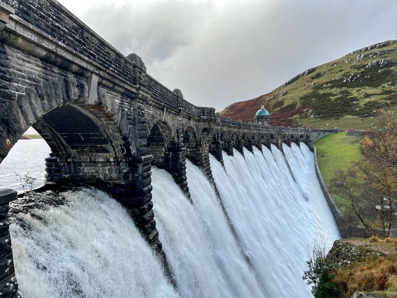 Breathtaking Views for Big Families: Unwind in an Incredible Brecon Rental