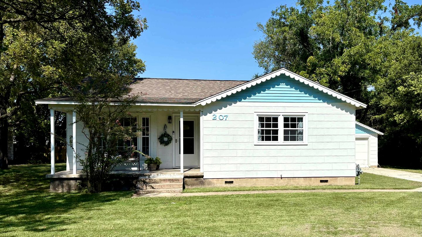 Charming Renovated Home with Spacious Yard near Downtown Siloam Springs, Arkansas