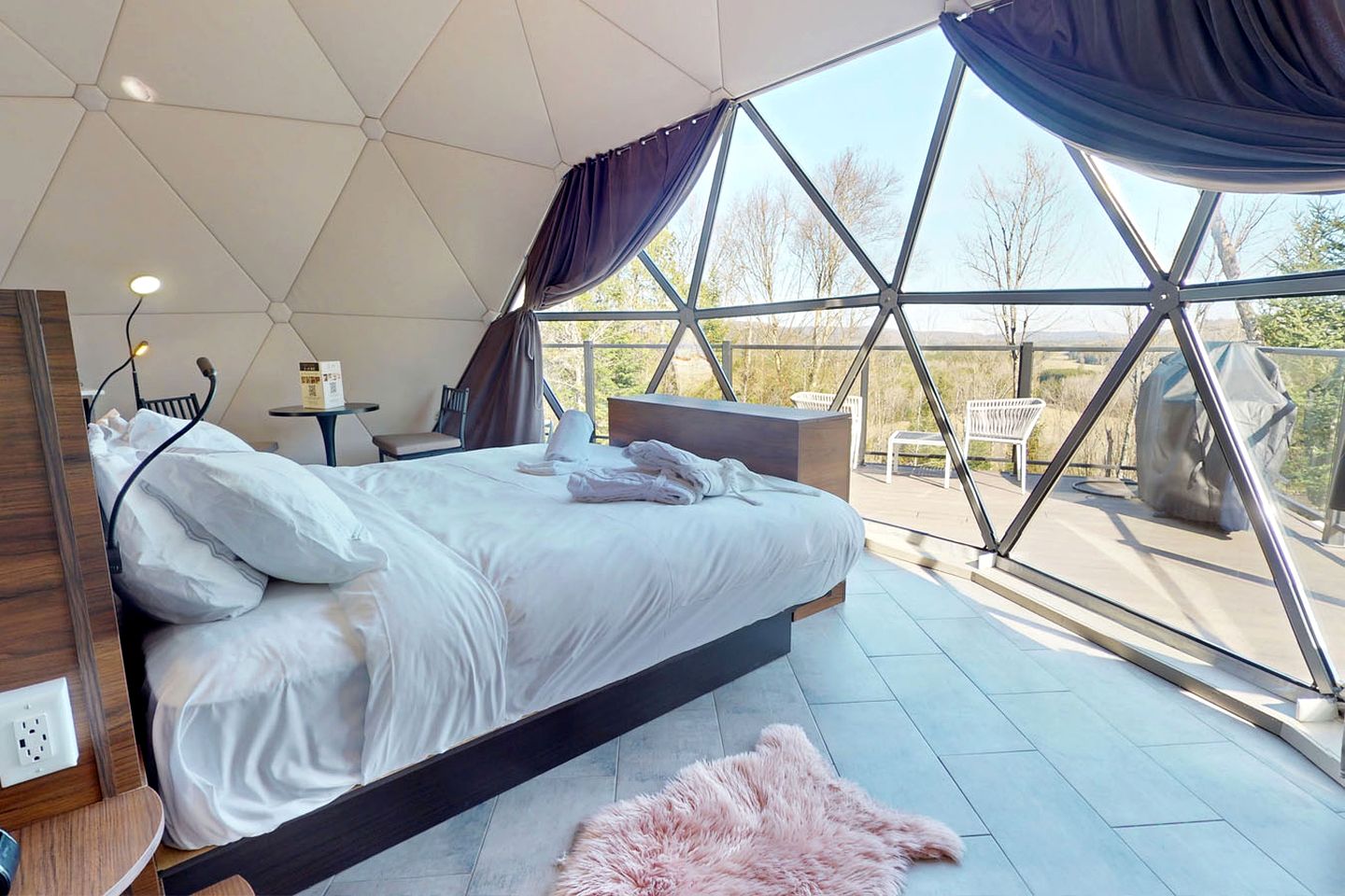 Romantic Glass Dome Rental with Private Hot Tub & Sauna near Mont-Tremblant, La Conception, Quebec