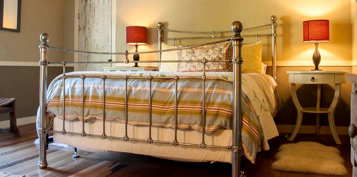 Luxury Family Cottage Rental with Breathtaking Mountain Views in Boonville near Mendocino, California