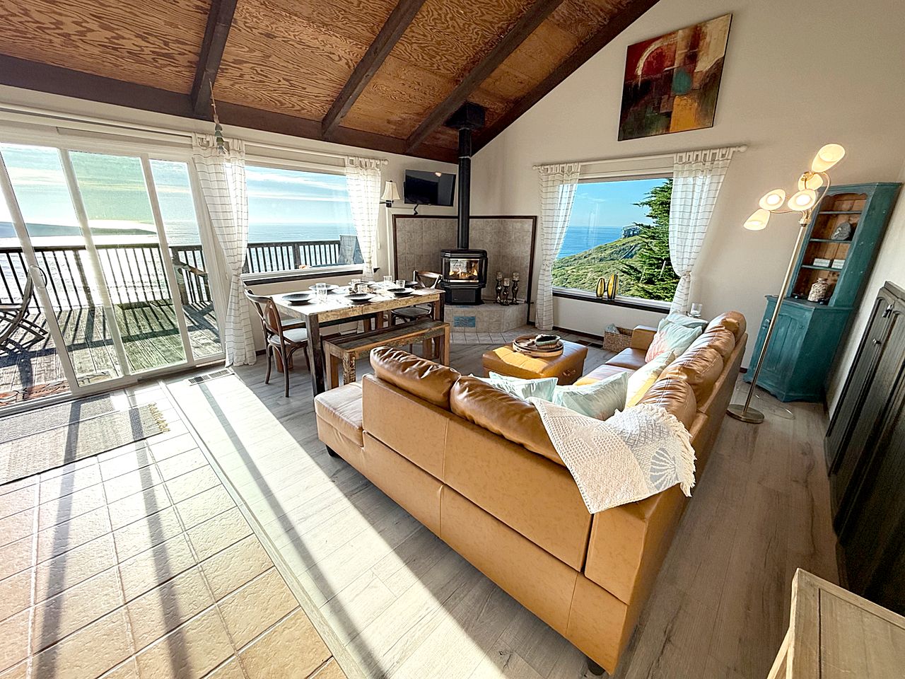 Charming Oceanfront Coastal Home with Hot Tub and Panoramic Views Near Dillon Beach, California