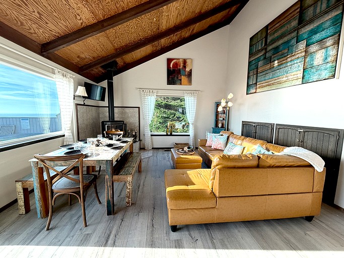 Charming Oceanfront Coastal Home with Hot Tub and Panoramic Views Near Dillon Beach, California