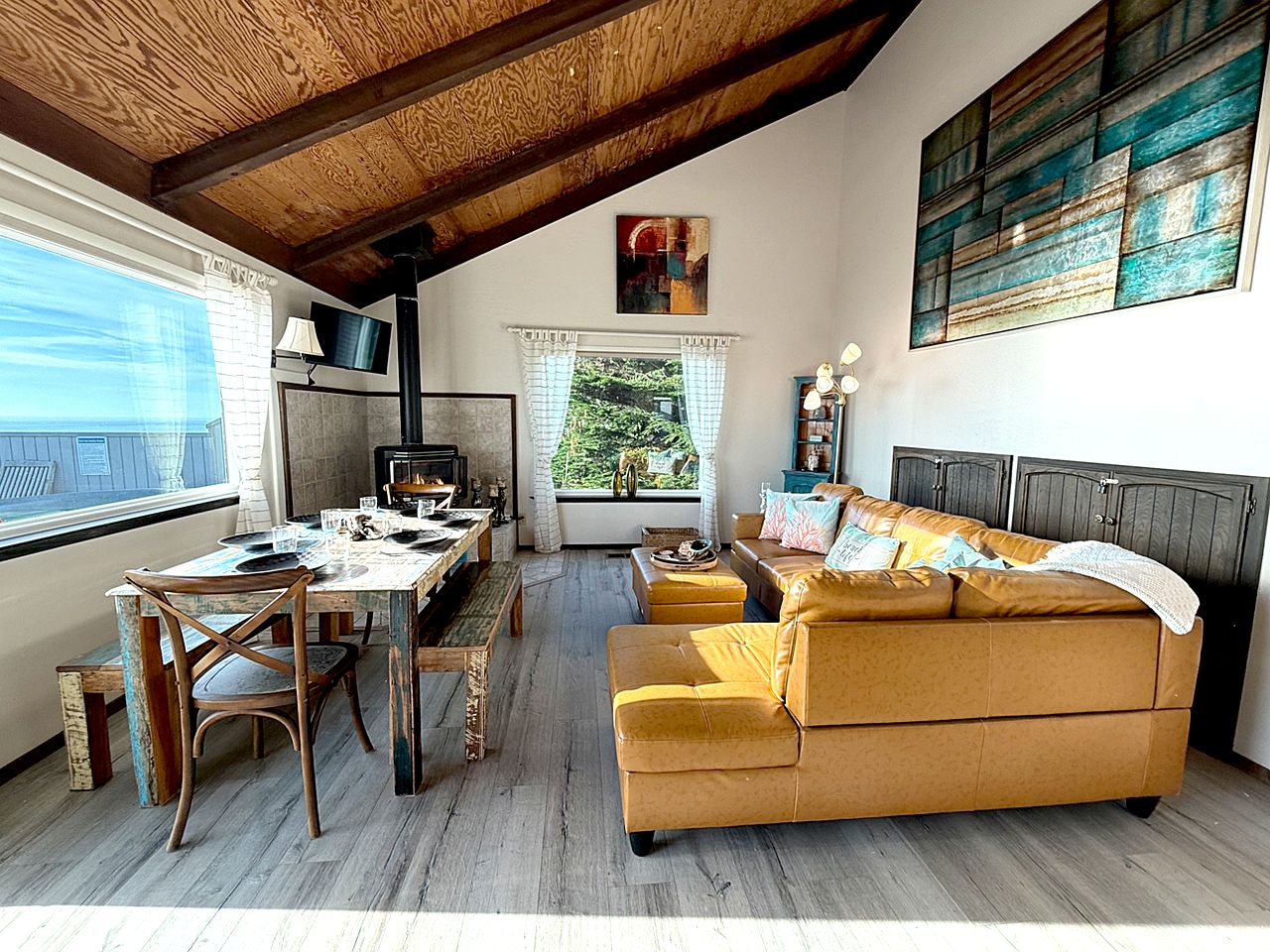 Charming Oceanfront Coastal Home with Hot Tub and Panoramic Views Near Dillon Beach, California