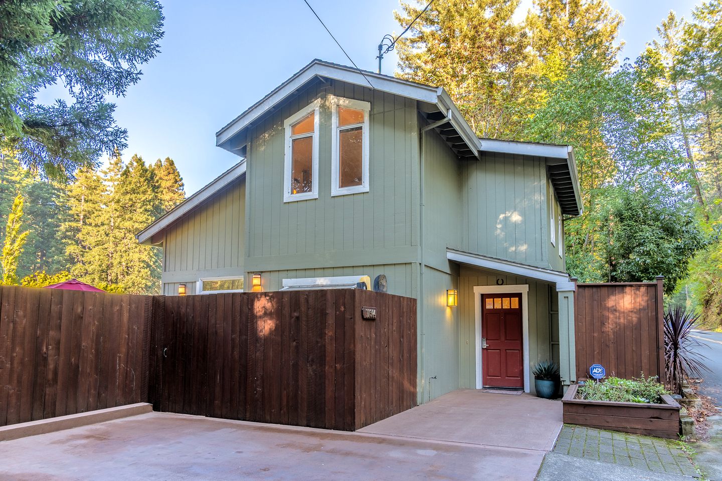 Beautiful Riverside Cottage for a Peaceful Escape in Nature near Guerneville, California