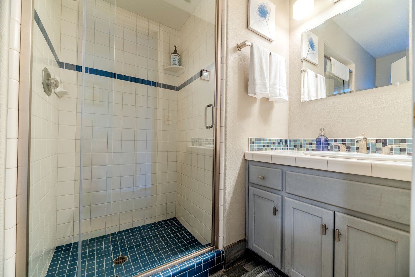 Beautiful Riverside Cottage for a Peaceful Escape in Nature near Guerneville, California