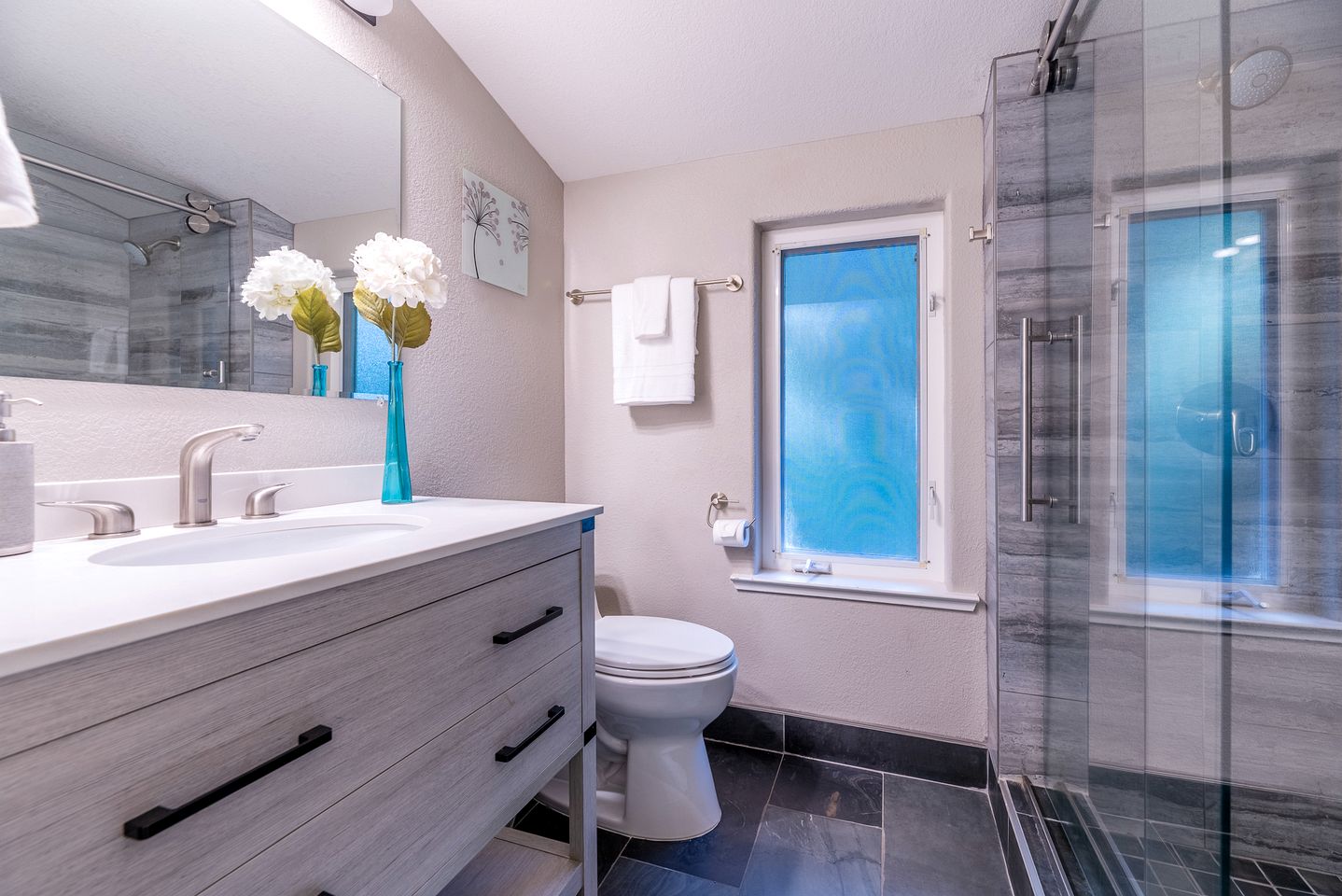 Beautiful Riverside Cottage for a Peaceful Escape in Nature near Guerneville, California