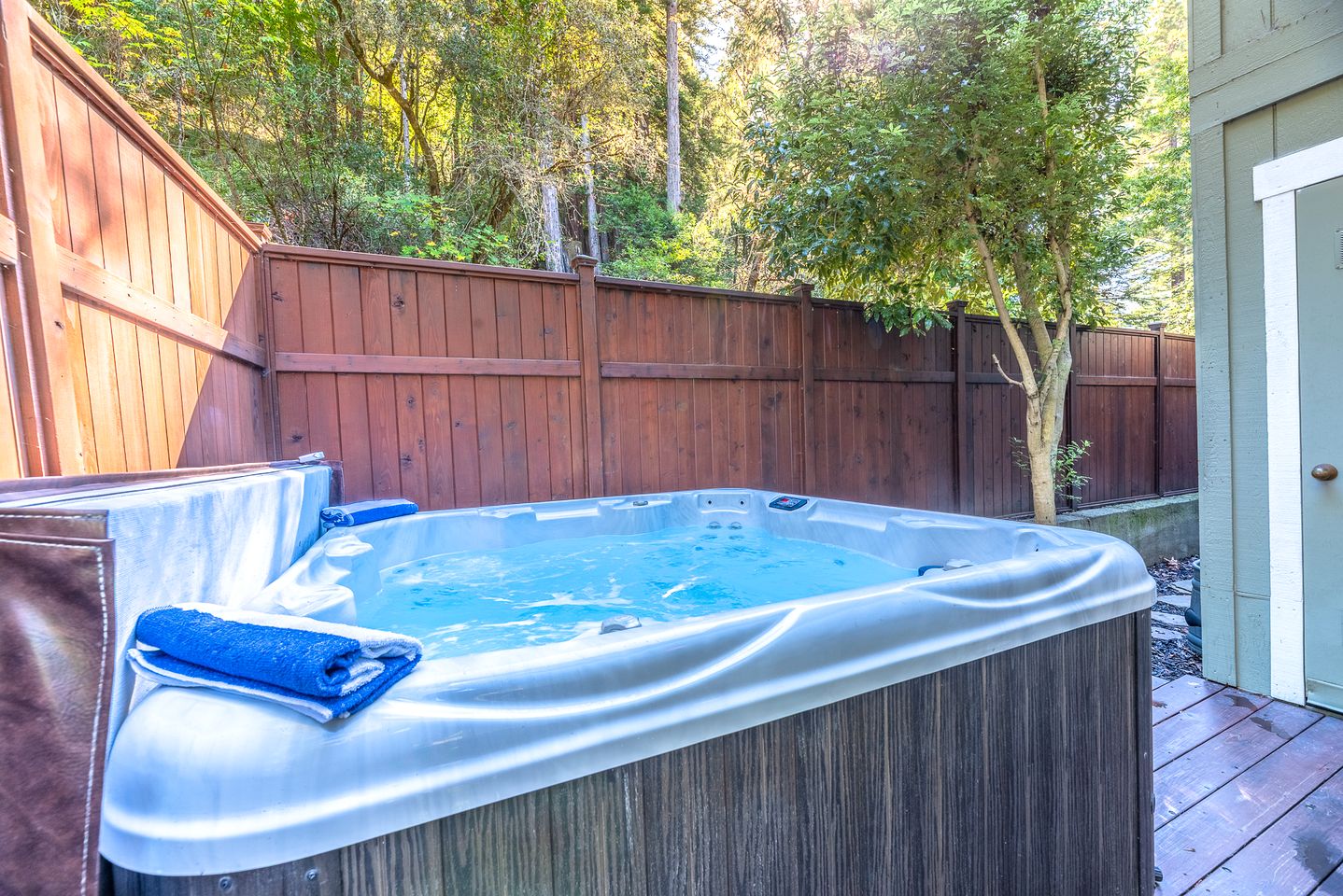 Beautiful Riverside Cottage for a Peaceful Escape in Nature near Guerneville, California