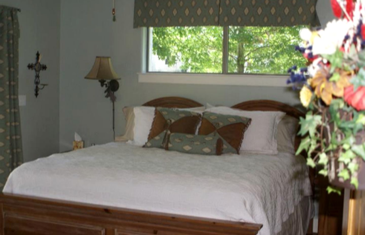 Romantic Room Rental in a Bed and Breakfast near Marble Falls, Texas