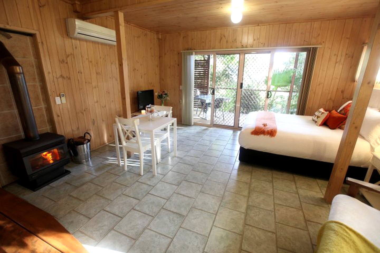 Welcoming Couples' Cabin Rental with Wood-Burning Stove near Montville, Queensland