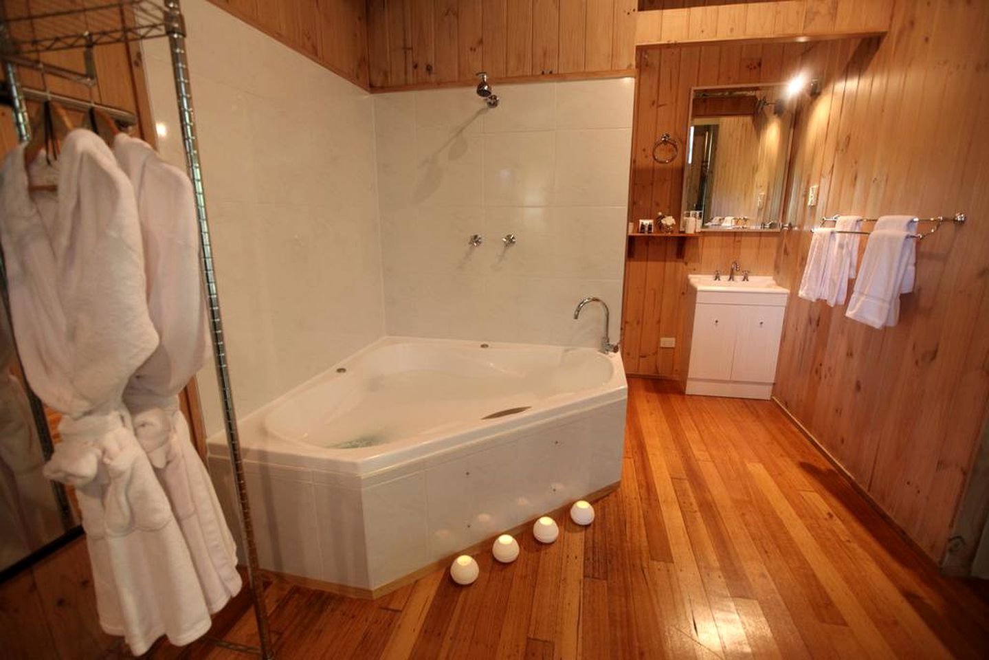 Romantic Cabin Rental with Deluxe Spa Tub near the Sunshine Coast, Queensland