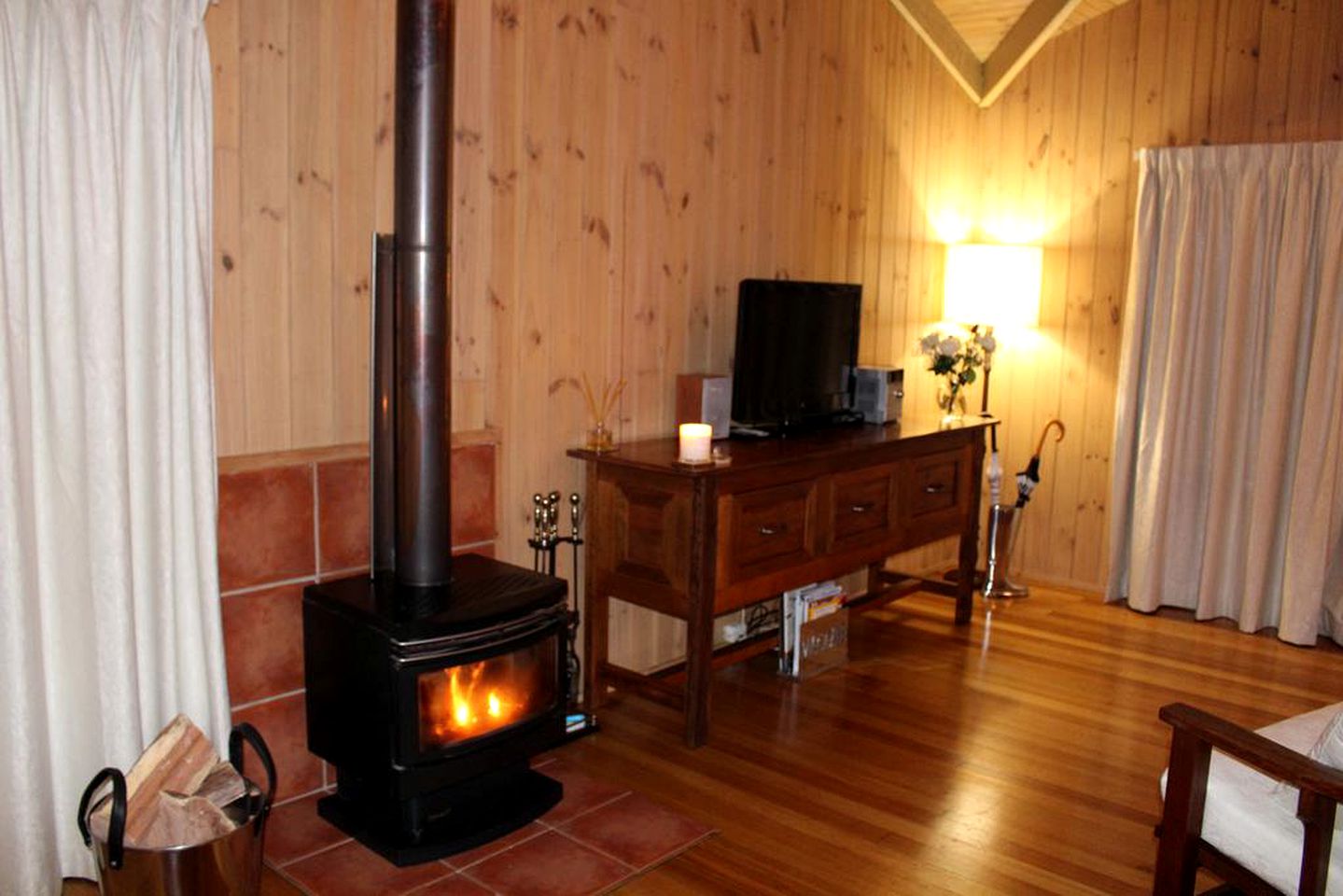 Romantic Cabin Rental with Deluxe Spa Tub near the Sunshine Coast, Queensland