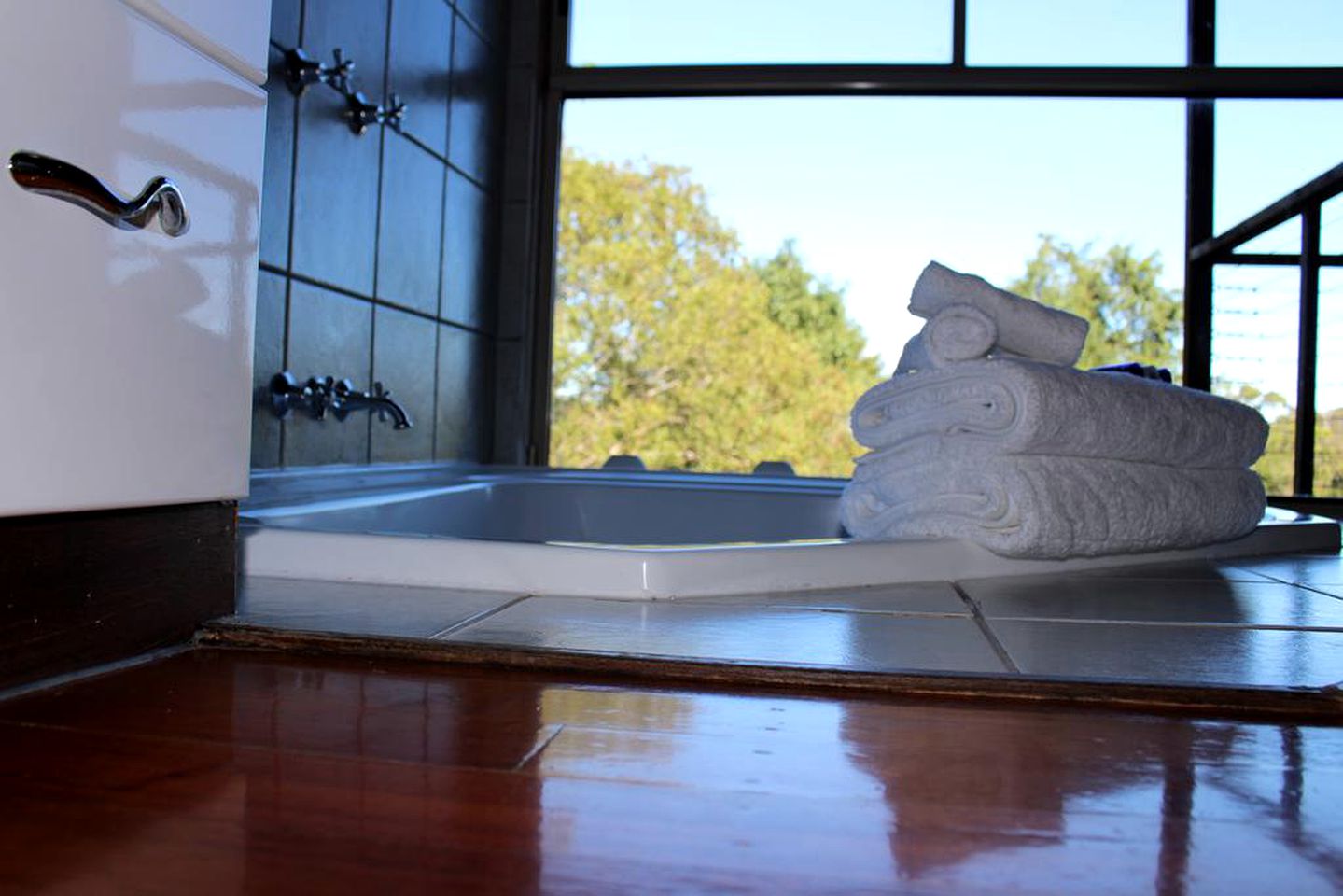 Romantic Cabin Rental with Deluxe Spa Tub near the Sunshine Coast, Queensland