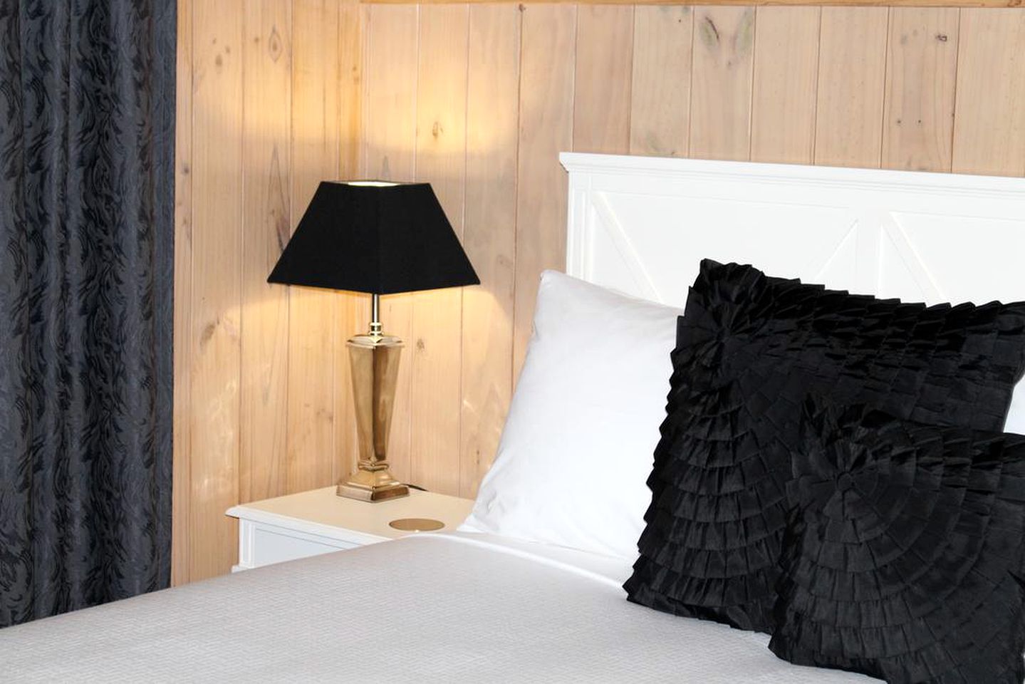 Secluded Cabin Rental with Spa Tub and Deck in the Trees of the Sunshine Coast Hinterland, Queensland