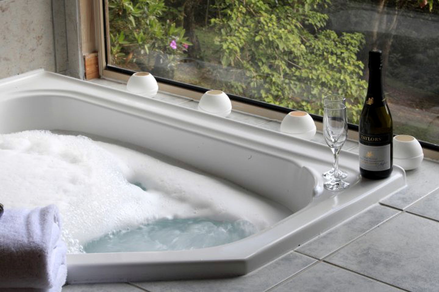 Secluded Cabin Rental with Spa Tub and Deck in the Trees of the Sunshine Coast Hinterland, Queensland