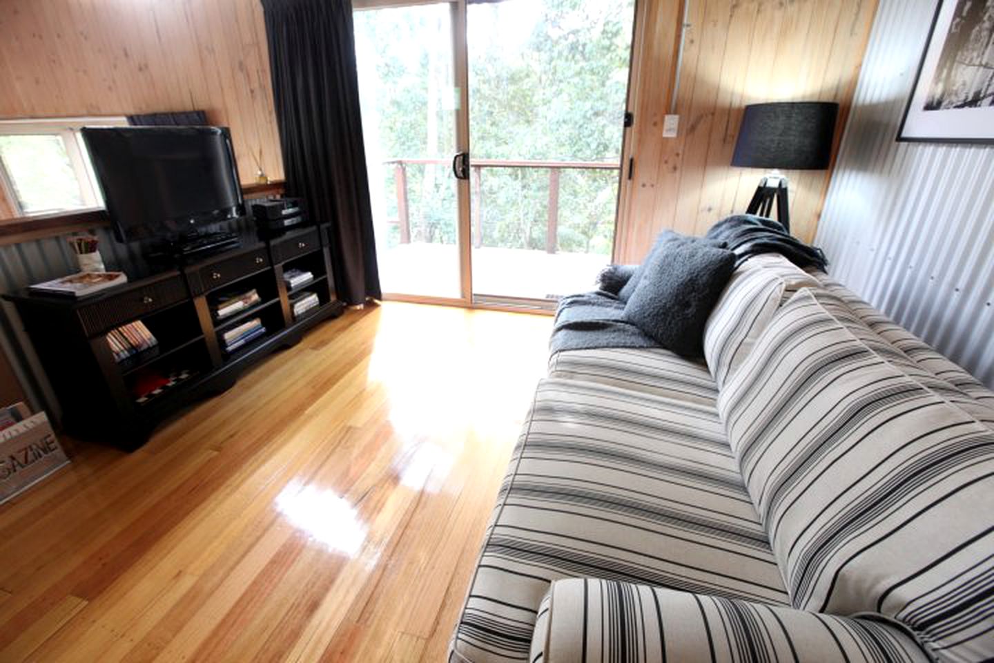 Secluded Cabin Rental with Spa Tub and Deck in the Trees of the Sunshine Coast Hinterland, Queensland