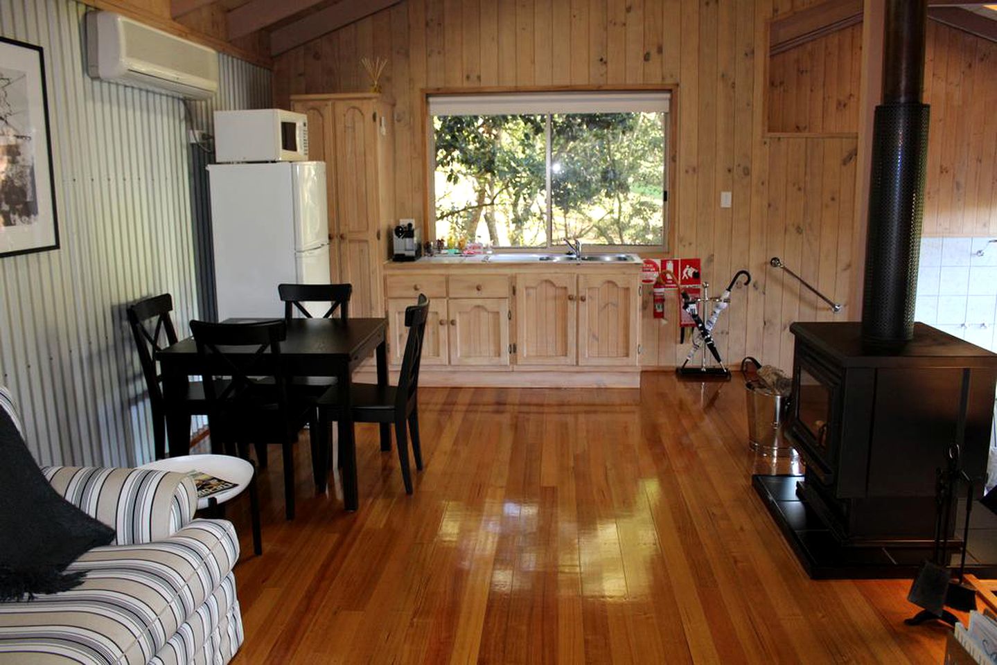 Secluded Cabin Rental with Spa Tub and Deck in the Trees of the Sunshine Coast Hinterland, Queensland