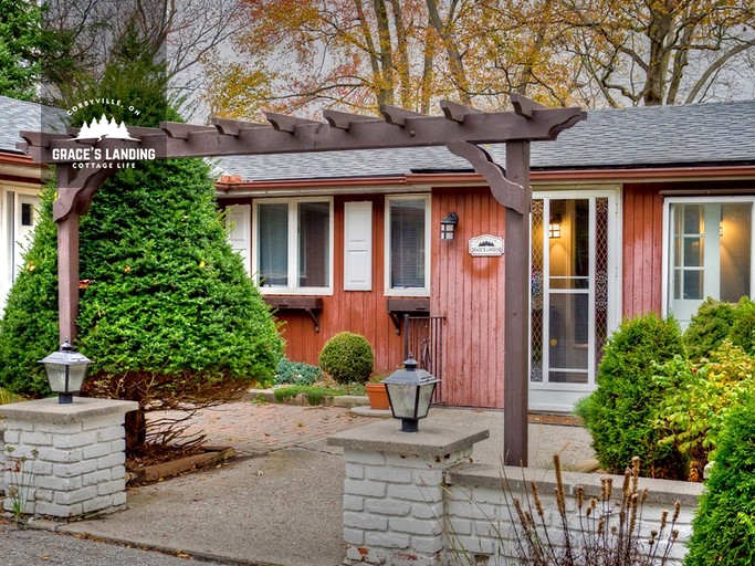 Beautiful Cottage with Fire Pit and Barbecue in Belleville, Ontario