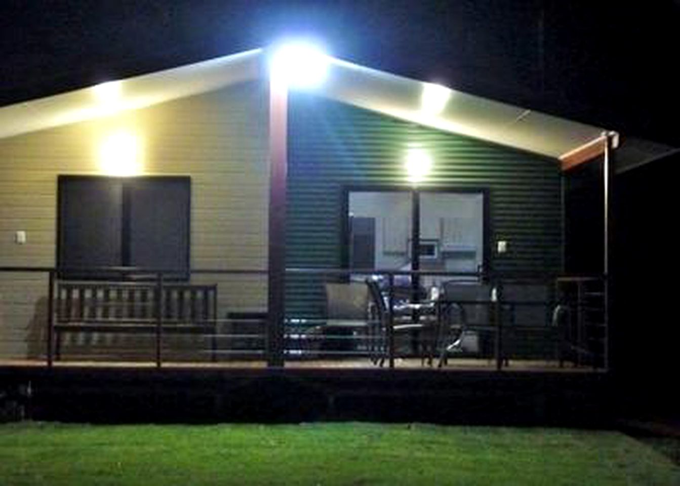 Rustic Cabin Getaway with a Wood Stove near Bellthorpe National Park in Queensland