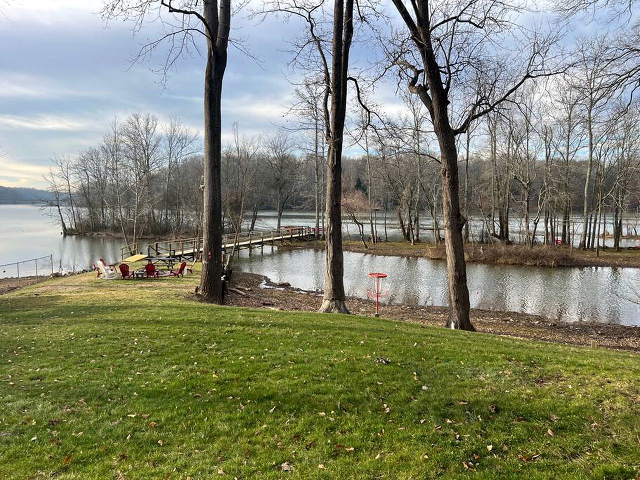 Riverfront Cottage with Barbecue, Kayaks and Dock in Charlotte, North Carolina