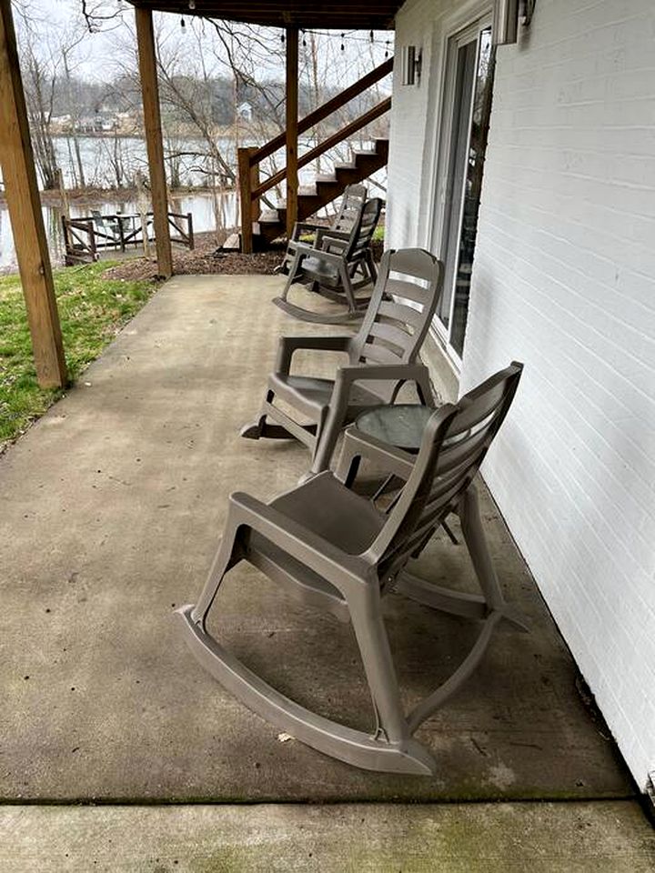 Riverfront Cottage with Barbecue, Kayaks and Dock in Charlotte, North Carolina