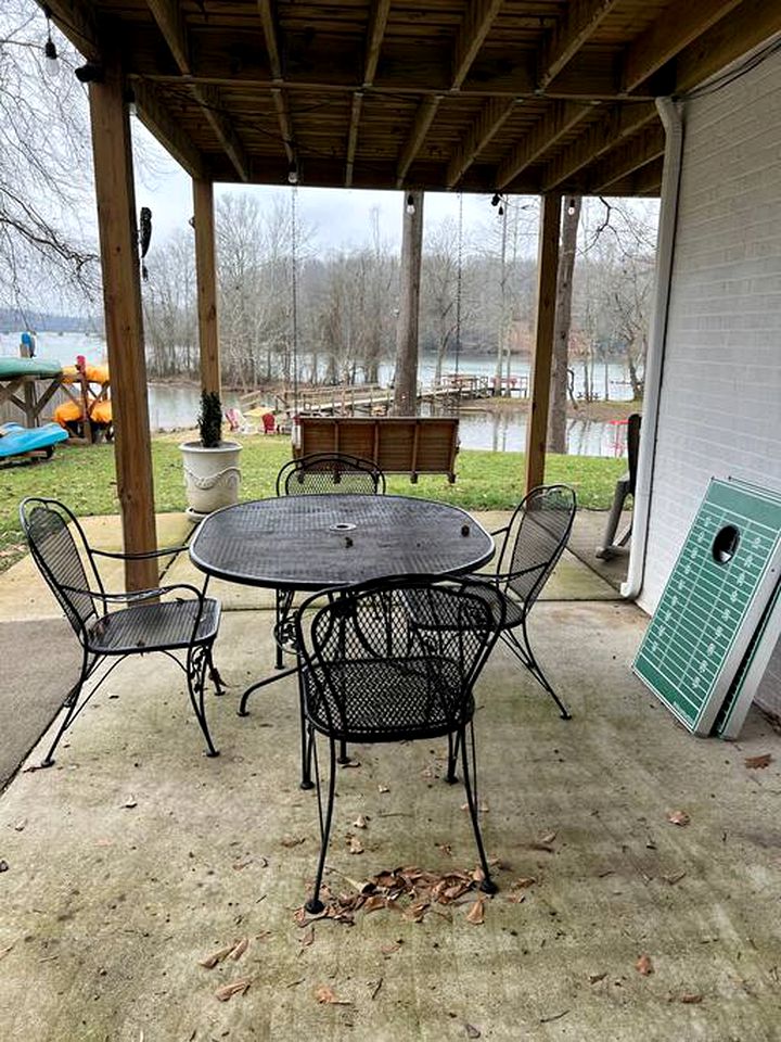 Riverfront Cottage with Barbecue, Kayaks and Dock in Charlotte, North Carolina