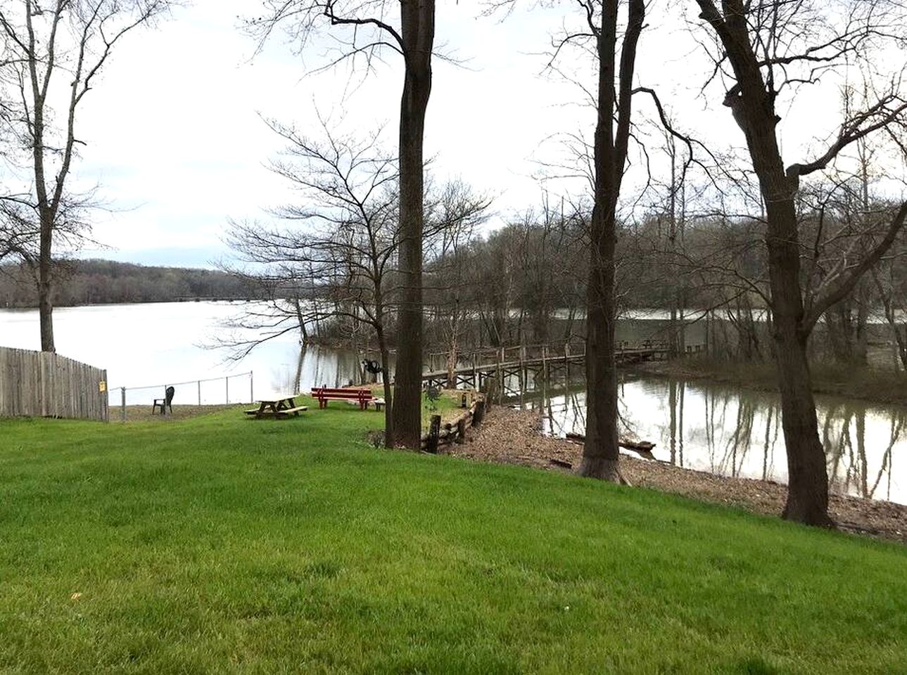 Riverfront Cottage with Barbecue, Kayaks and Dock in Charlotte, North Carolina