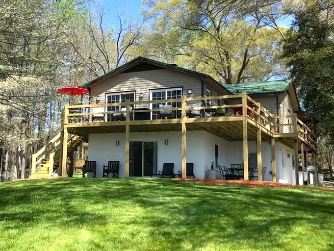 Riverfront Cottage with Barbecue, Kayaks and Dock in Charlotte, North Carolina