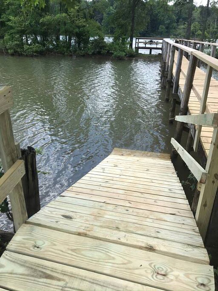 Riverfront Cottage with Barbecue, Kayaks and Dock in Charlotte, North Carolina