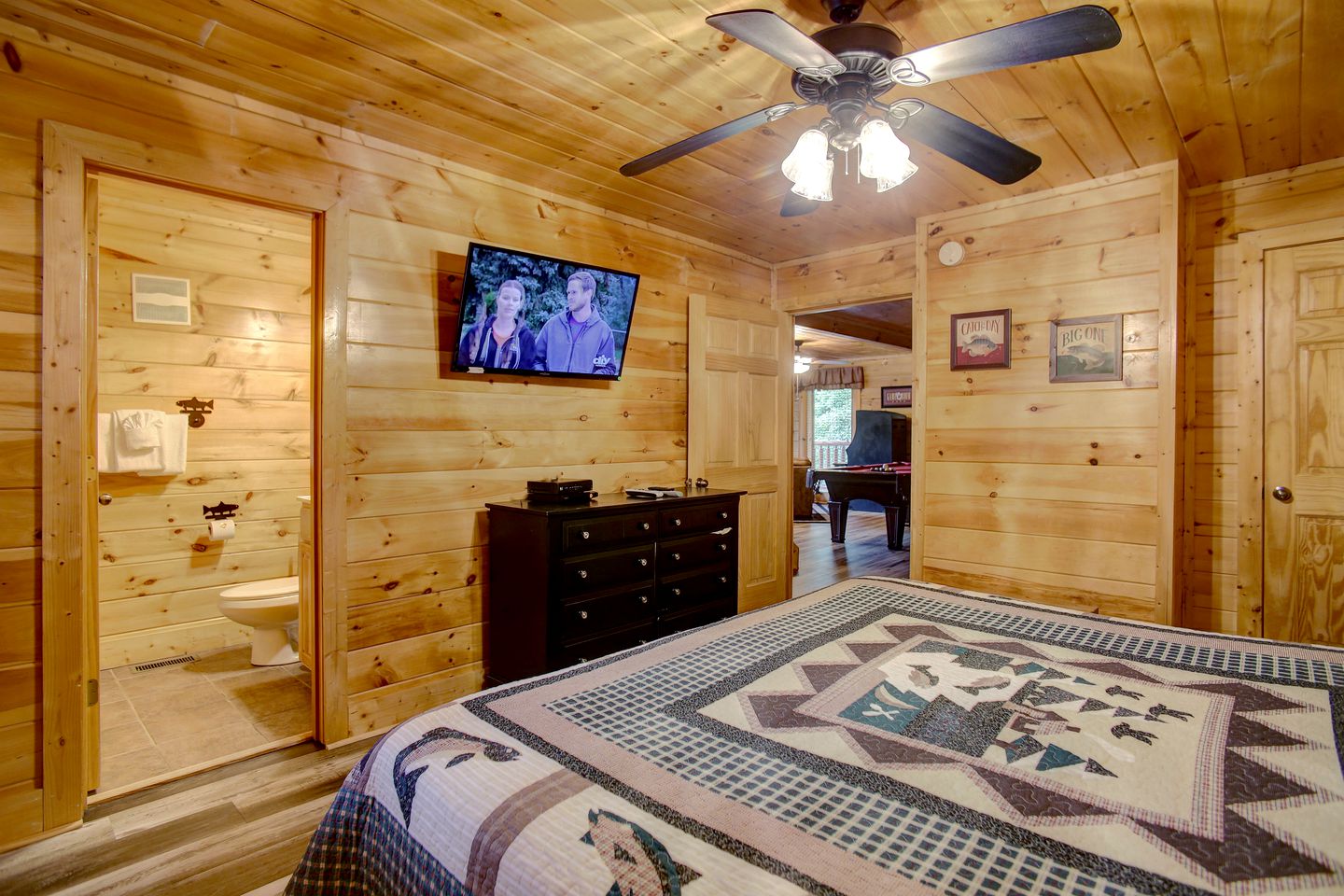 Stunning Rustic Cabin with Outdoor Pool, Hot-tub and Pool Table in Sevierville, Tennessee