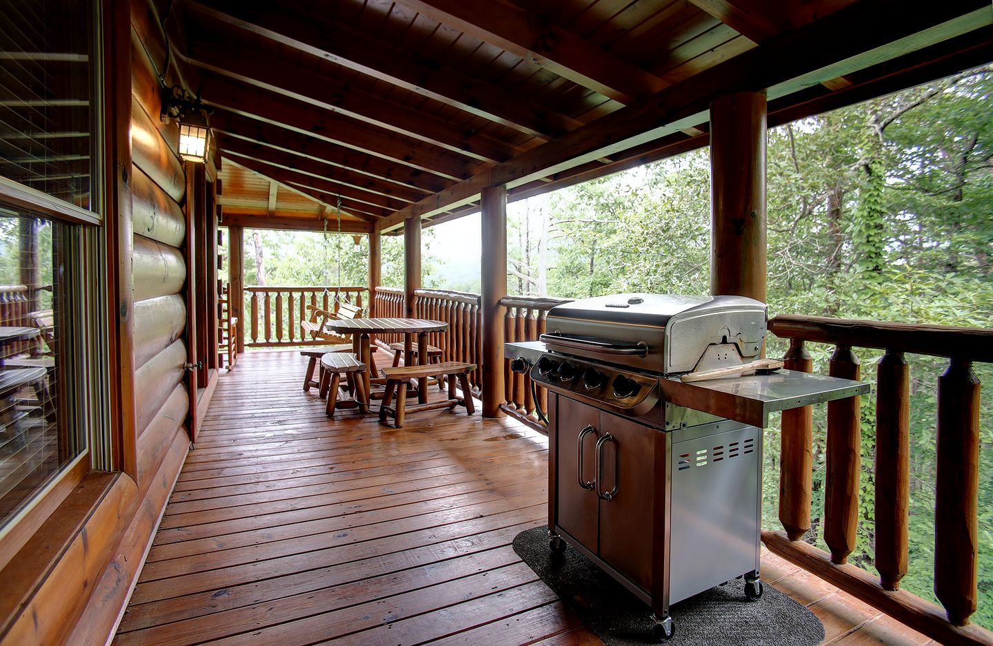 Stunning Rustic Cabin with Outdoor Pool, Hot-tub and Pool Table in Sevierville, Tennessee