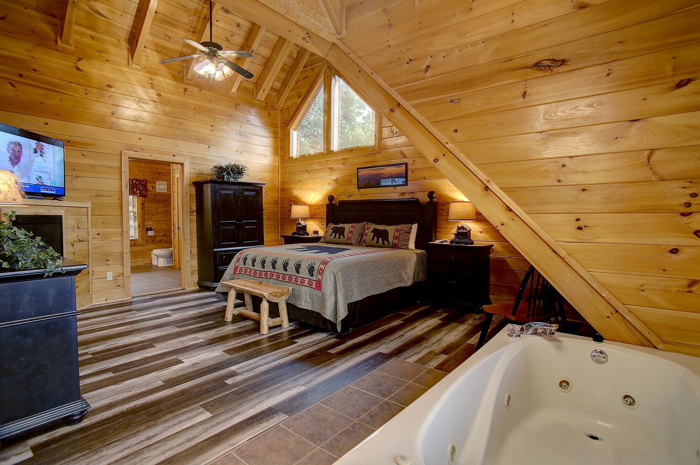 Stunning Rustic Cabin with Outdoor Pool, Hot-tub and Pool Table in Sevierville, Tennessee