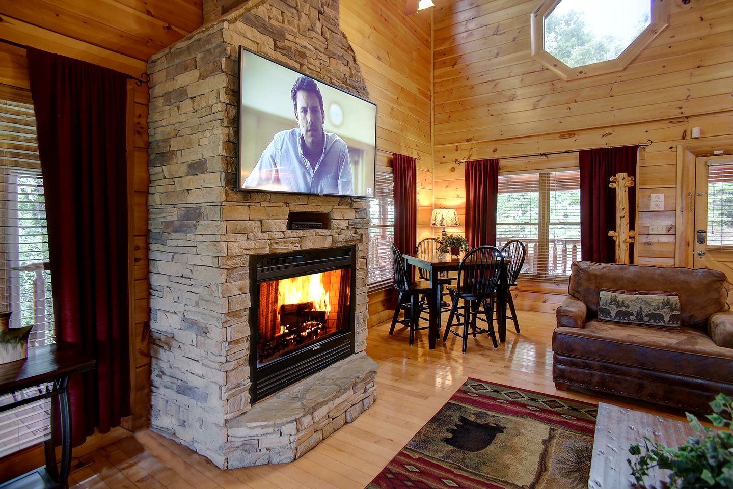 Stunning Rustic Cabin with Outdoor Pool, Hot-tub and Pool Table in Sevierville, Tennessee