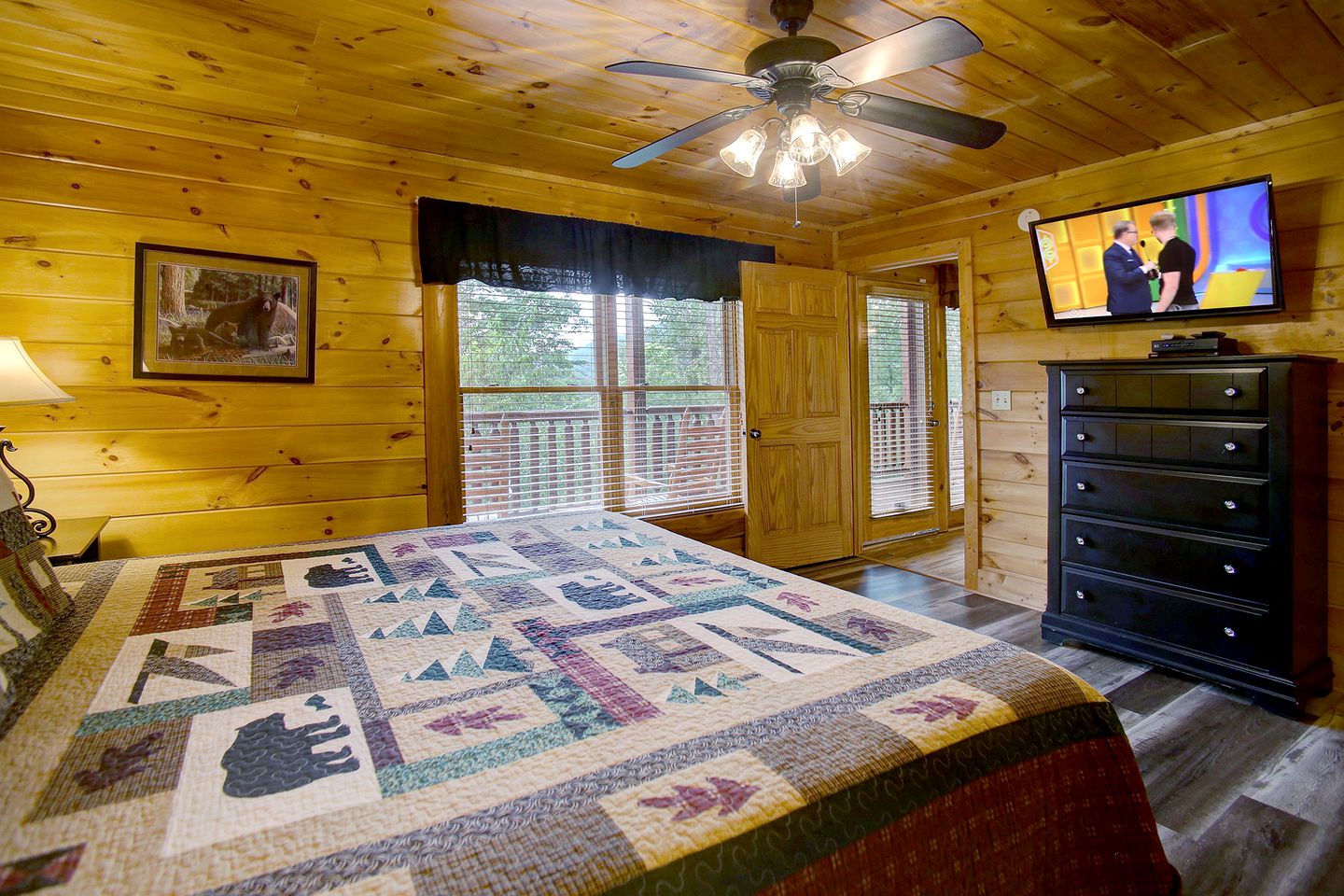 Stunning Rustic Cabin with Outdoor Pool, Hot-tub and Pool Table in Sevierville, Tennessee